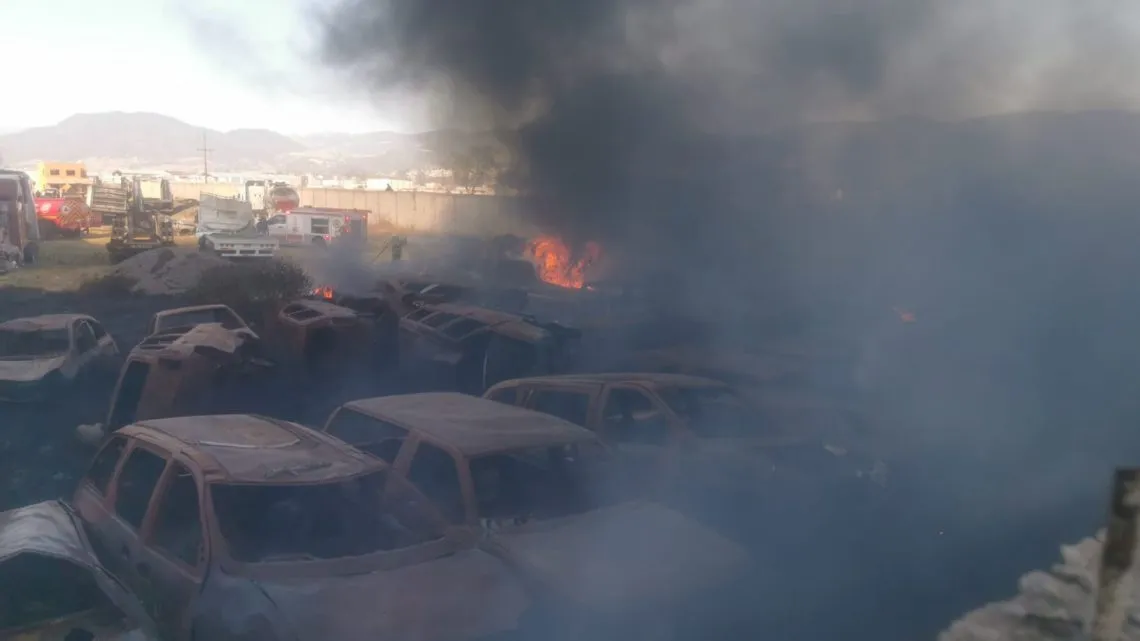 Incendio en predio de autos se registra en Lerma (Video)