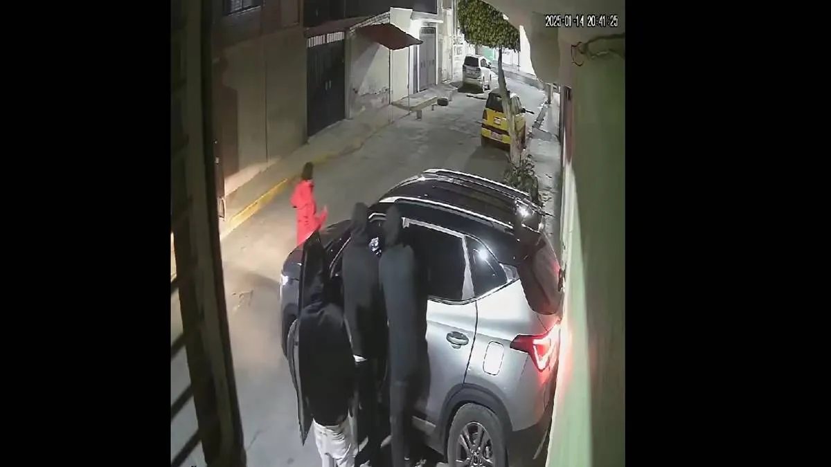 Roban camioneta fuera de su domicilio en Chicoloapan