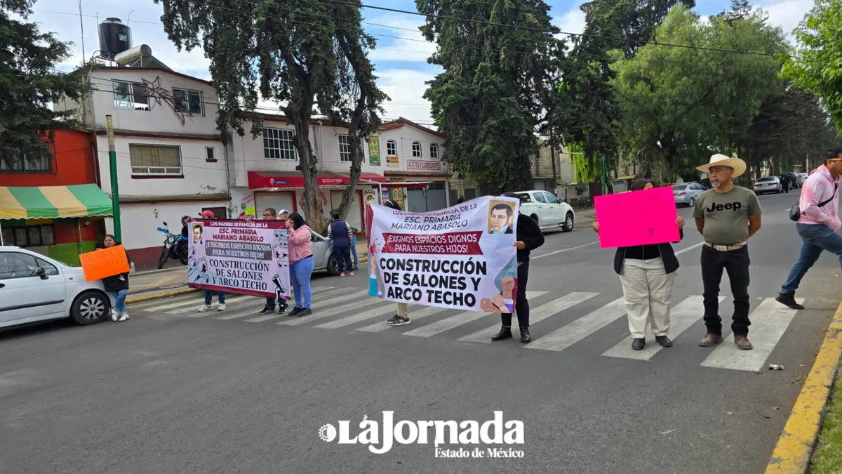 Padres de familia bloquean acceso a Capultitlán en protesta por condiciones escolares
