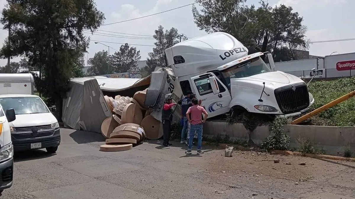 México-Querétaro: tráiler se sale de carriles centrales
