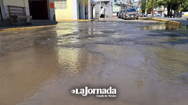 Habitantes denuncian fuga de agua en Toluca