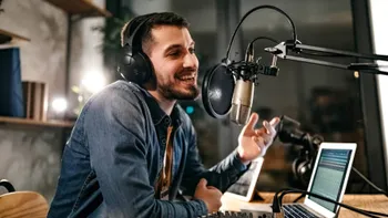 Metepec: jóvenes prefieren escuchar podcasts, pero la radio sigue siendo una opción vigente