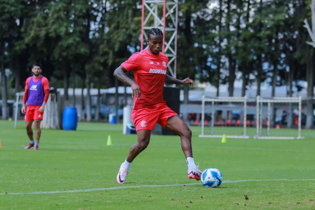 Toluca cierra filas a mitad de torneo con “Helinho”