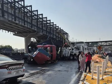 Tráiler con más de mil garrafones de agua vuelca en la México-Puebla y provoca caos vial