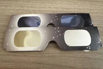Foto de lentes para ver el eclipse solar.
