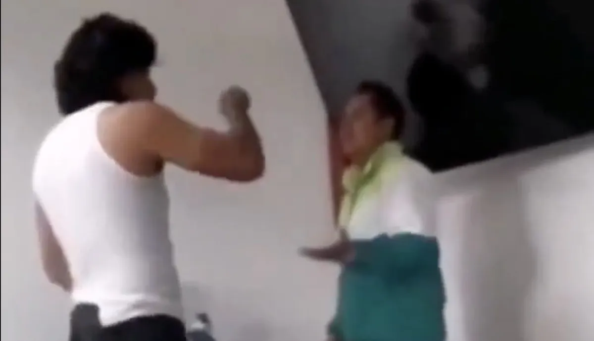 [VIDEO] Alumno golpea brutalmente a maestro en Hidalgo