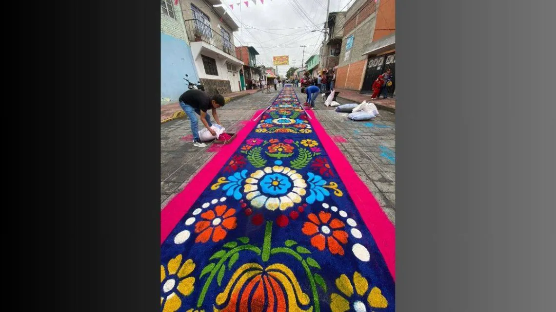 Ecatepec: Veneran a San Pedro con coloridos tapetes de aserrín