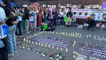 En el Día Internacional de la Mujer, las madres buscadoras colocaron en la acera mantas en tonos morados con la imágenes de sus hijas y las rodearon de velas artificiales y flores, el 8 de marzo de 2025.