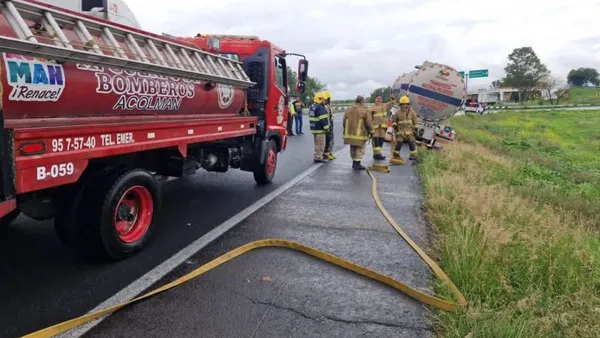 Tractocamión cargado con gasolina se accidenta en la México-Pirámides