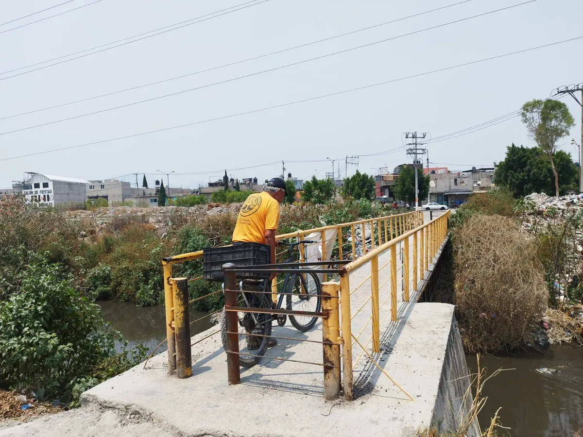 Chimalhuacán: Vecinos cruzan puentes peatonales clausurados
