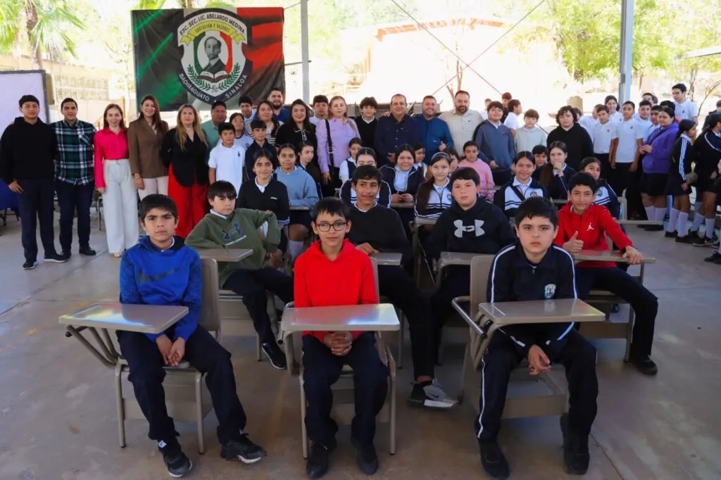 José Paz López entrega mobiliario a secundaria de Badiraguato; reitera su compromiso con la educación