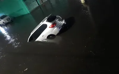 Un auto cayó en un socavón provocado por las obras que se realizan en Chalco con el propósito de evitar inundaciones.