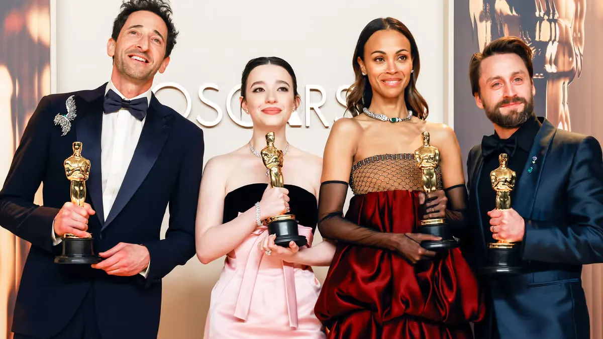 Sean Baker y el equipo de Anora tuvieron un arrollador triunfo en los Oscar 2025, llevándose 5 premios clave. ¡Un hito en la historia del cine!