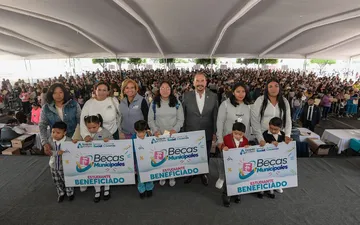 Pedro Rodríguez inicia la entrega de más de 52 millones de pesos en becas educativas
