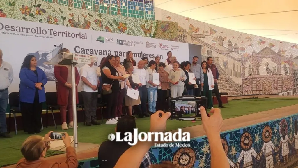 Tlalnepantla entrega títulos de propiedad a mujeres como justicia agraria