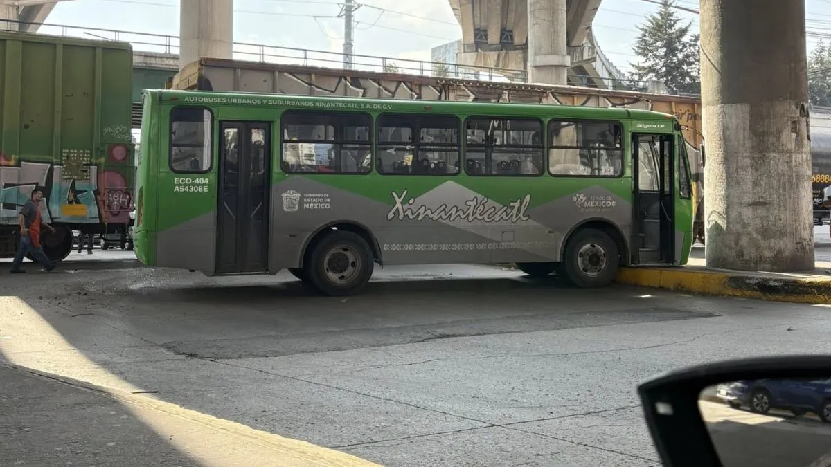 Autobús choca con tren en Sendero Toluca