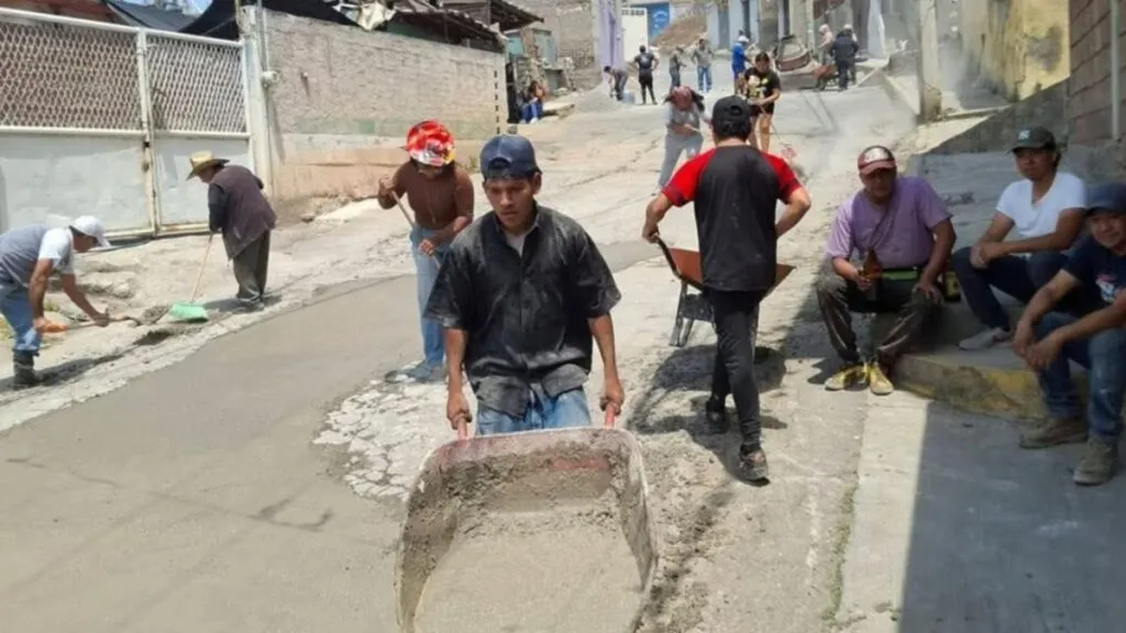 Vecinos de Ixtapaluca repavimentan calle con recursos propios