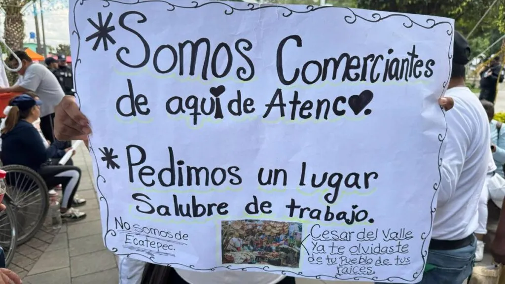 Tianguistas bloquean la Texcoco-Lechería para exigir reubicación digna