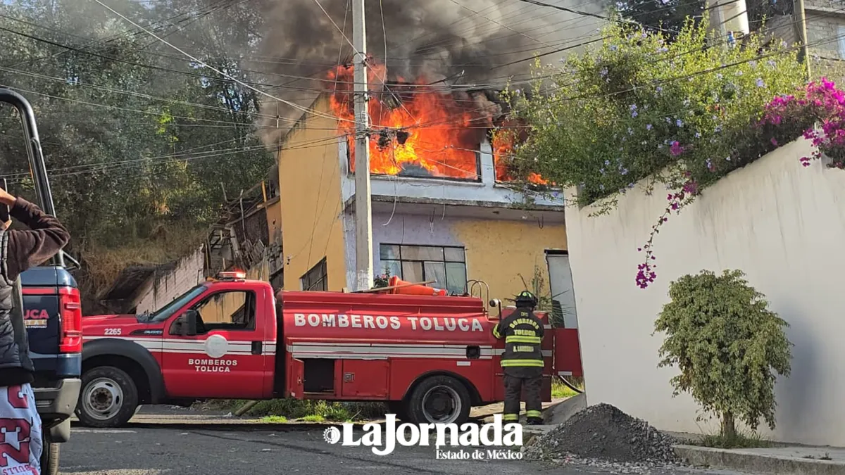 Fuego en casa habitación moviliza a cuerpos de emergencia.