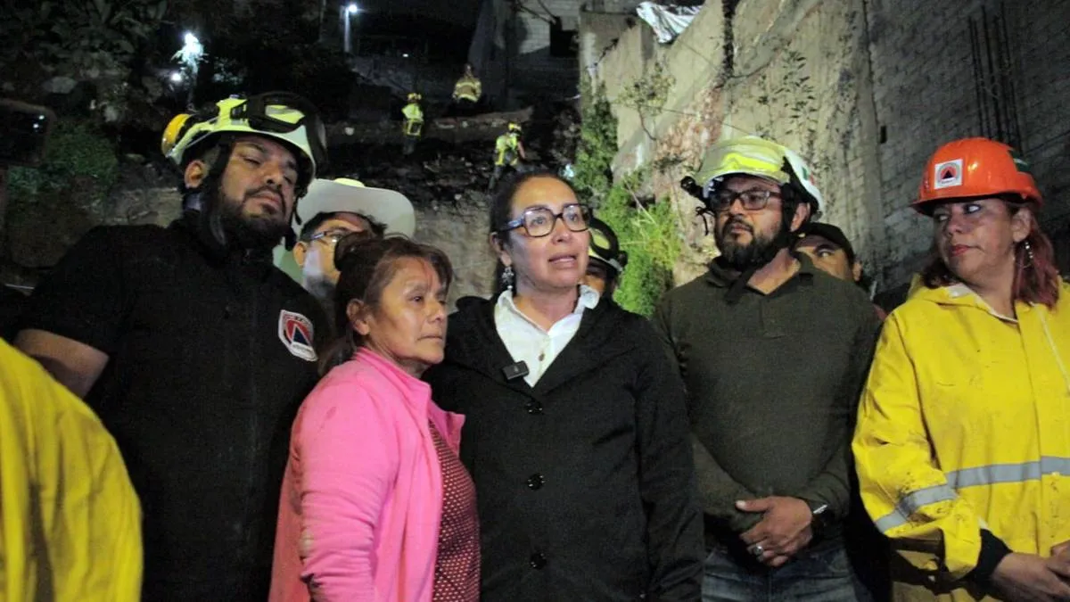 Azucena Cisneros supervisa labores por caída de barda en Ecatepec