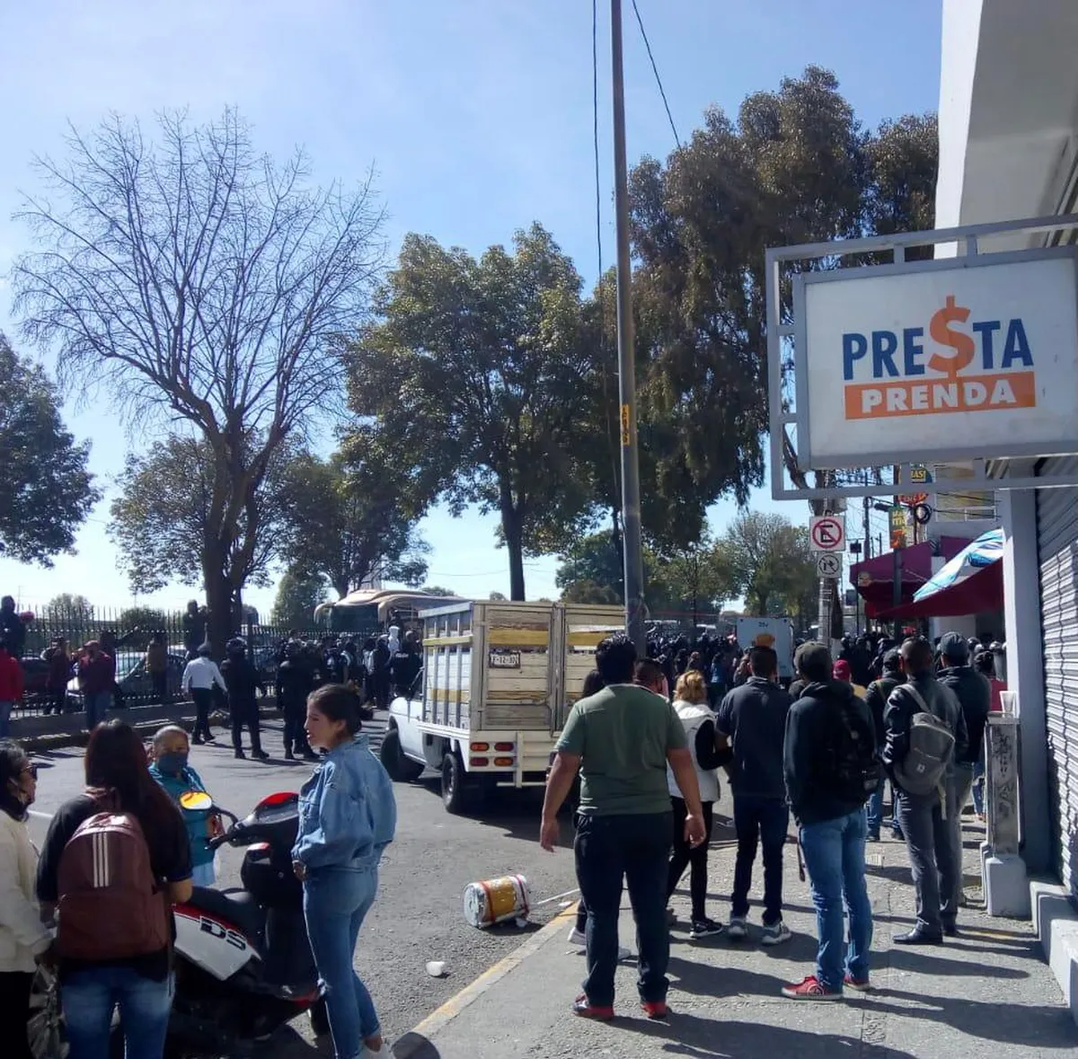 Policías contra ambulantes