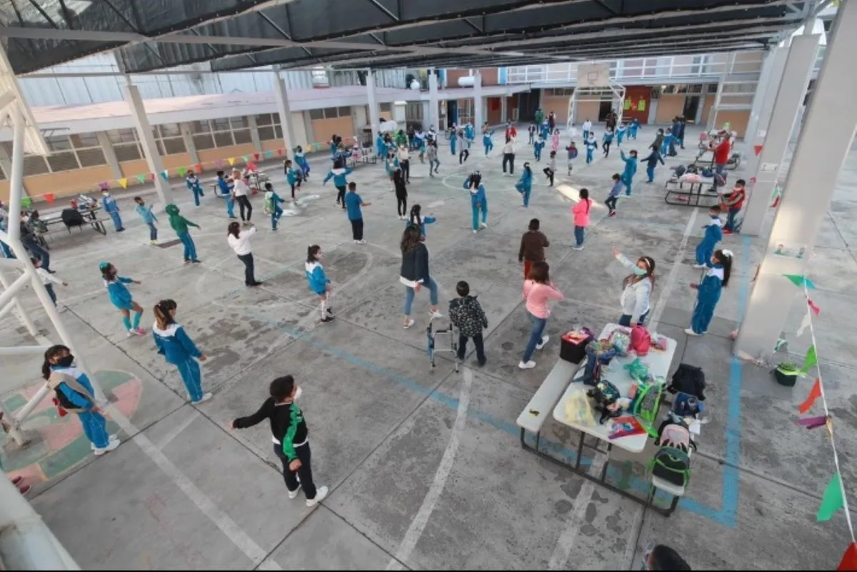 El objetivo de las becas es sin duda aligerar la carga económica de los padres de familia que buscan que sus hijos tengan una educación escolar. Foto: La Jornada
