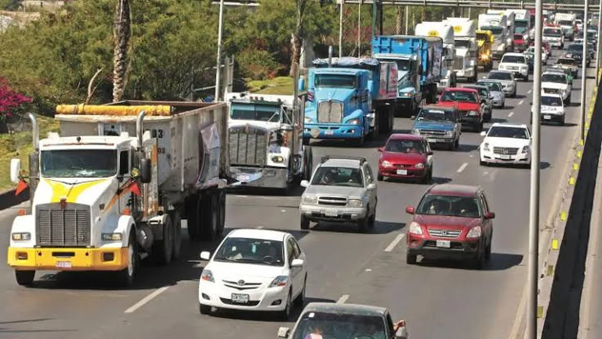 Transportistas protestan por aumento a tarifas de autopistas