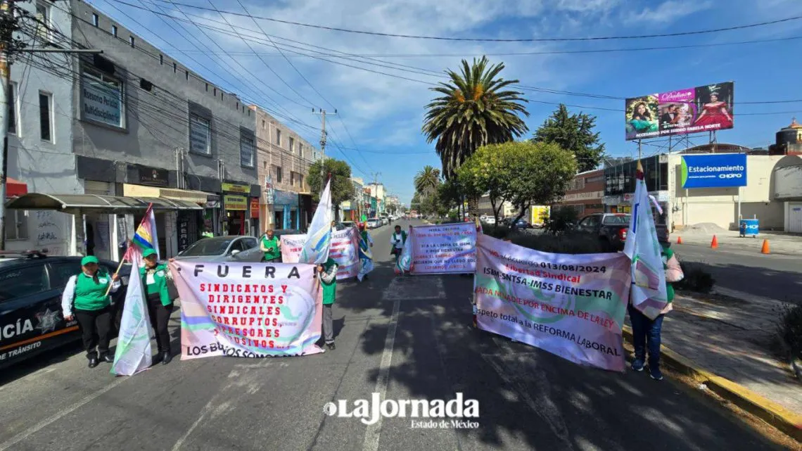 Trabajadores se manifiestan frente a Secretaría de Salud por derechos sindicales