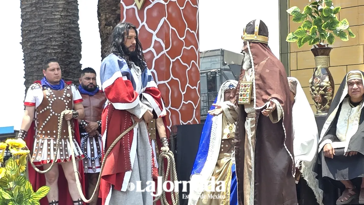 Miles de creyentes reviven la Pasión de Cristo en Metepec