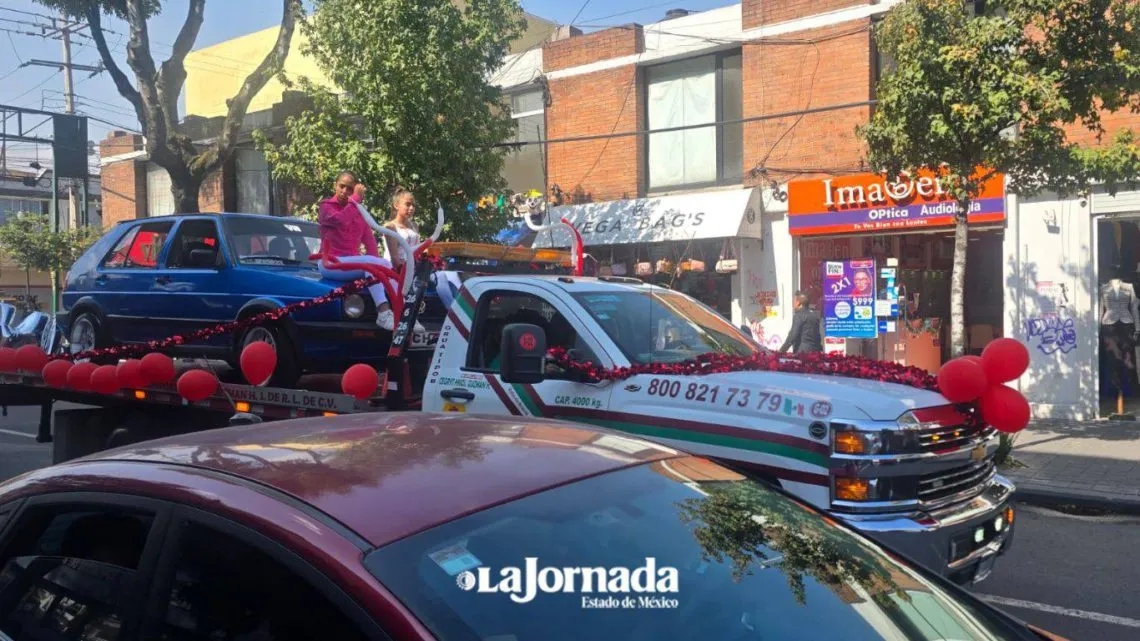 Caos vial en centro de Toluca por peregrinación y reparaciones