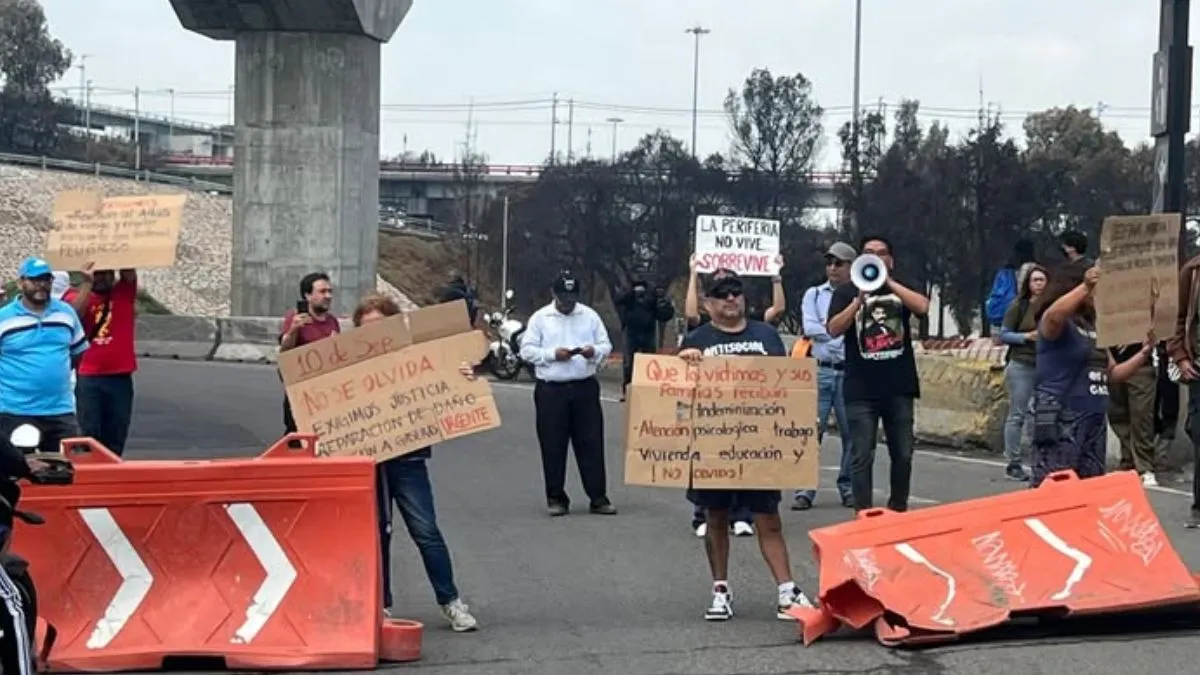 Familiares de víctima de explosión de pipa bloquean Calzada Ignacio Zaragoza