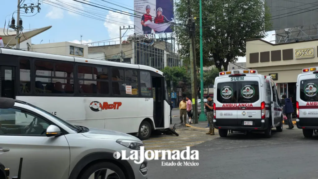 Autobús arrolla a moto, dos tripulantes fueron trasladados a hospital