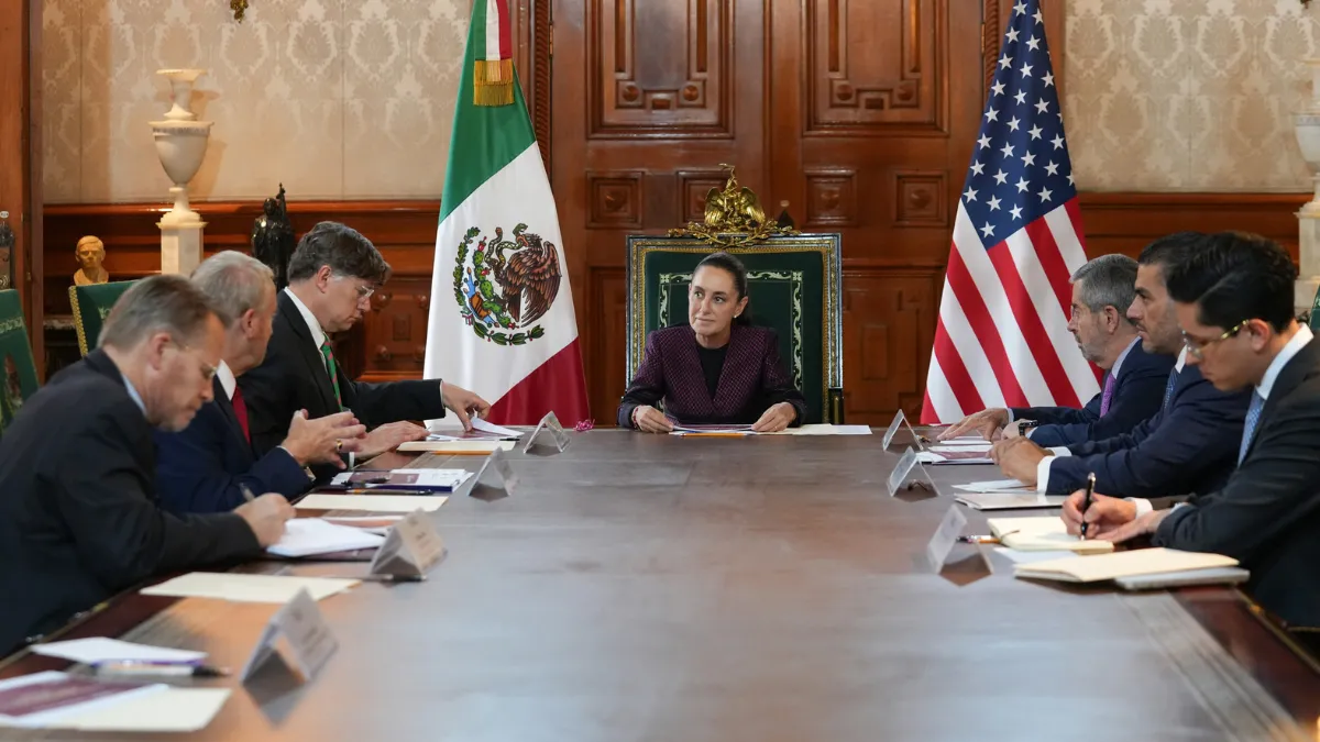 A la izquierda, la comitiva de Estados Unidos, encabezada por el subsecretario de Estado, Christopher Landau; al centro la presidenta Sheinbaum, y a la derecha el canciller Juan Ramón de la Fuente y el secretario de Seguridad Omar García Harfuch