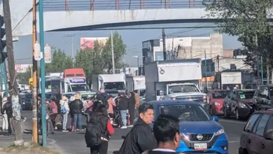 Manifestantes realizan bloqueo en Boulevard Aeropuerto Toluca