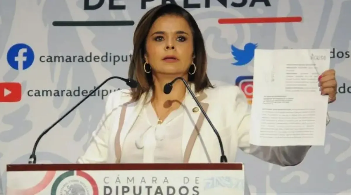La priista, Monserrat Arcos, aseguró que el dirigente partidario, Alejandro Moreno Cárdenas, le exigió aceptar un esquema de corrupción, simulación o "moches", el cual no aceptó. Foto: Especial.