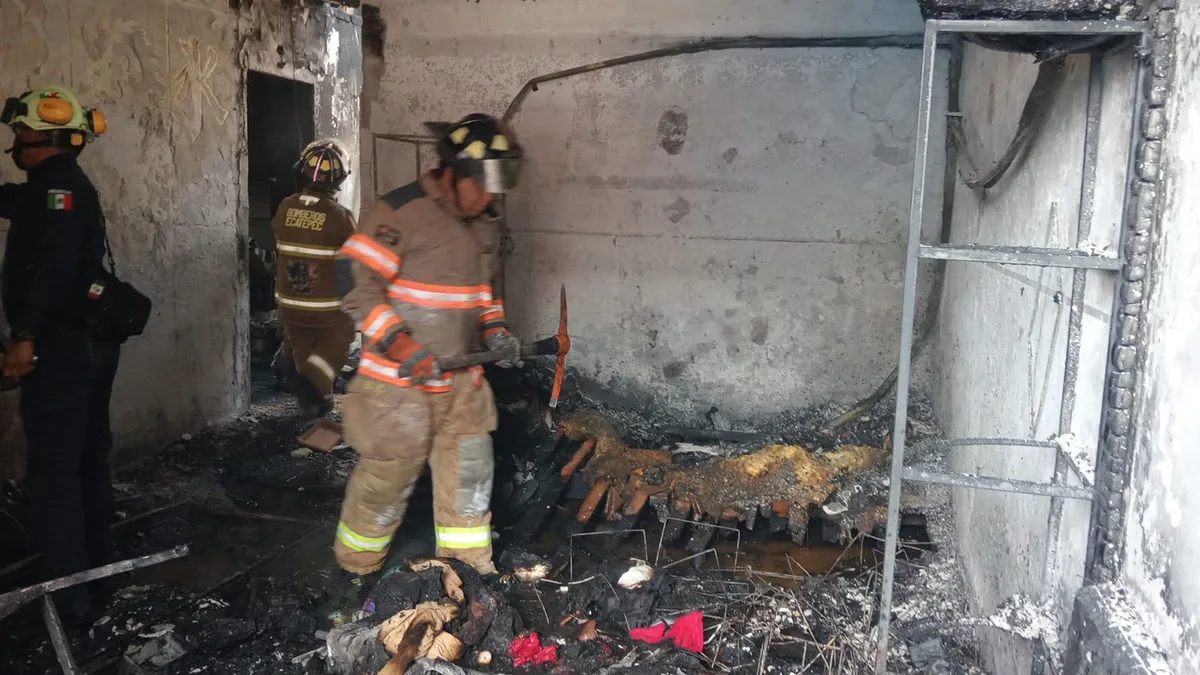 Bomberos de Ecatepec sofocan incendio en vivienda