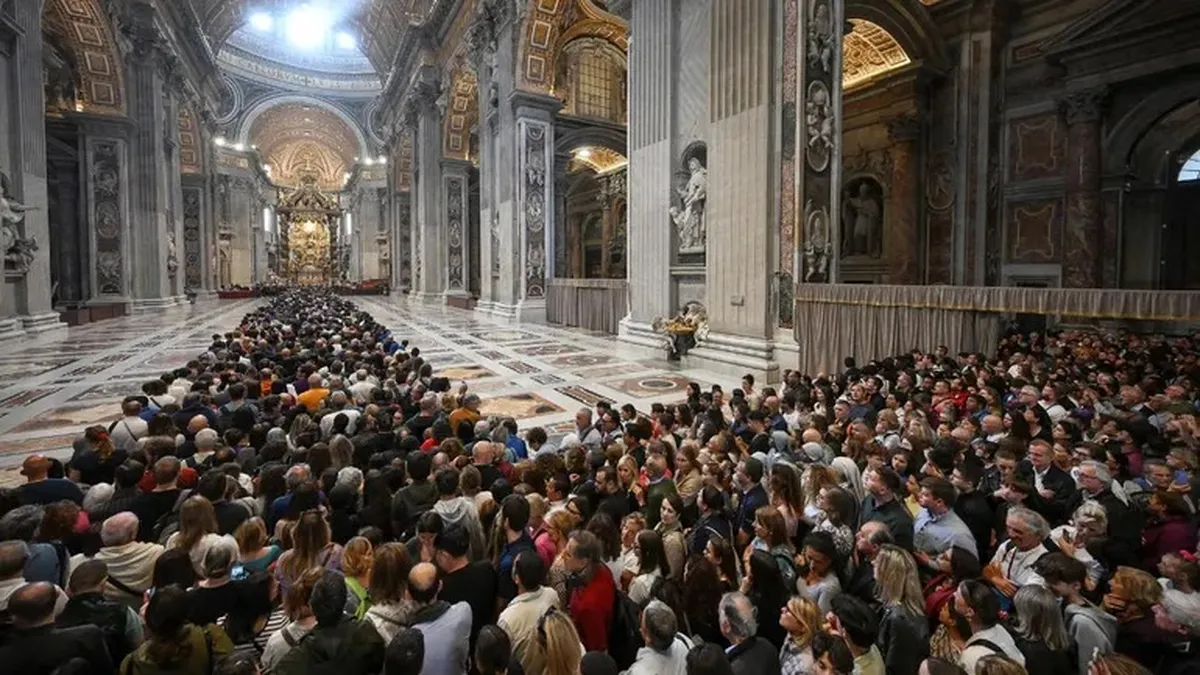 Miles de fieles despiden al papa Francisco en la basílica de San Pedro