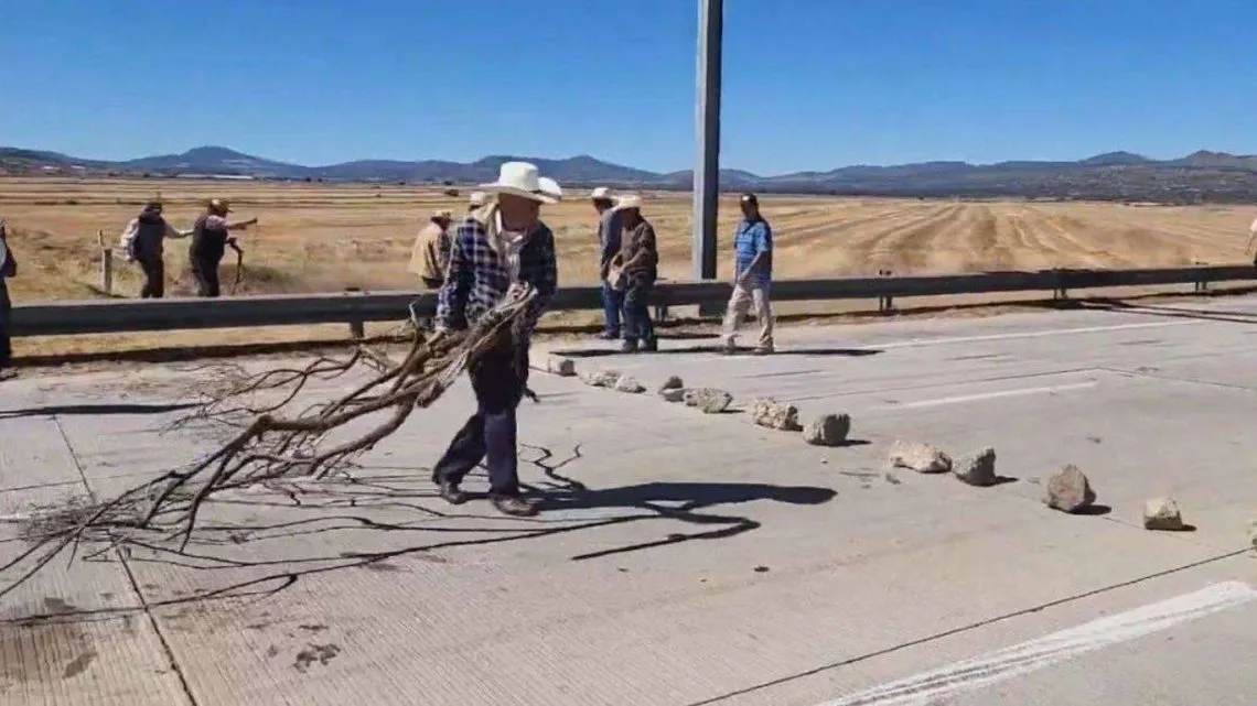 [VIDEO] Campesinos realizan bloqueo en la autopista Arco Norte