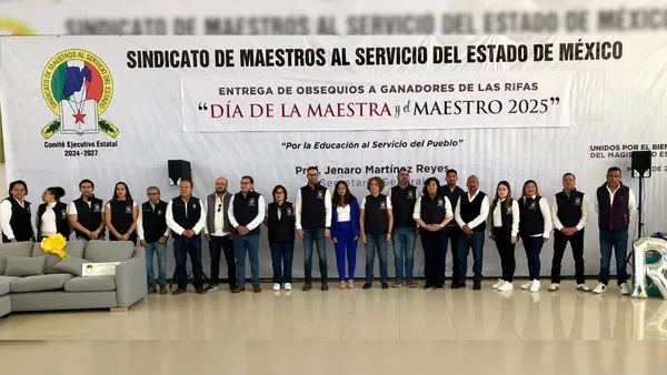 Jenaro Martínez entrega premios a docentes ganadores del SMSEM