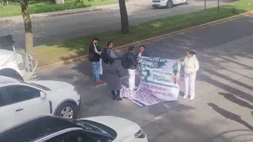 Bloquean avenida Tecnológico en Metepec por protesta de trabajadores del IMSS