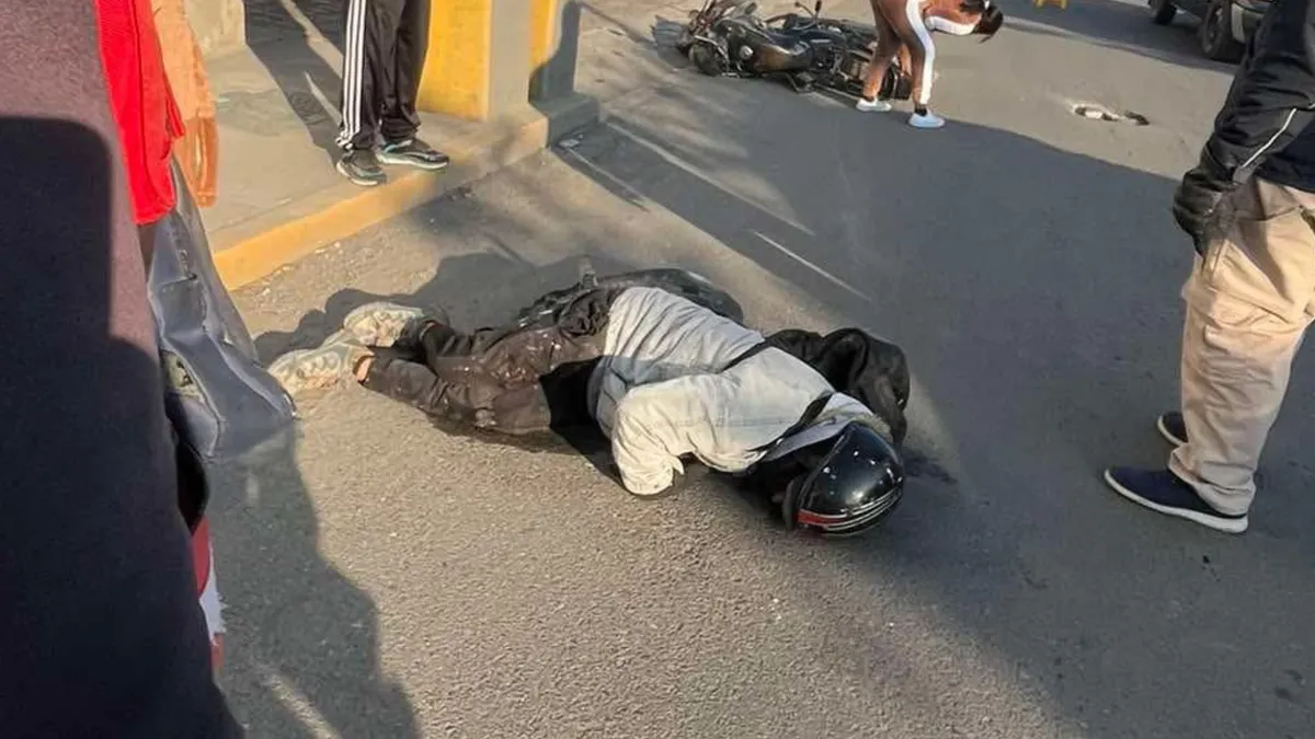 Motociclista resulta lesionado tras accidente en San Mateo Otzacatipan, buscan a sus familiares