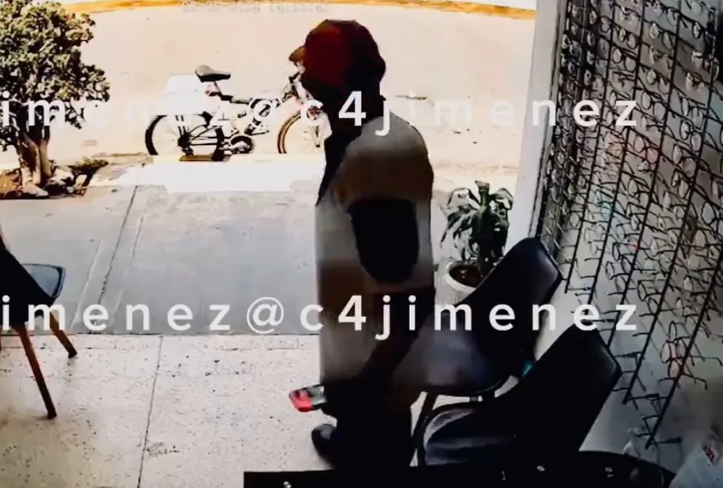 Video: ¡Indignante! Sujeto pide vaso de agua a niño y le roba videojuego