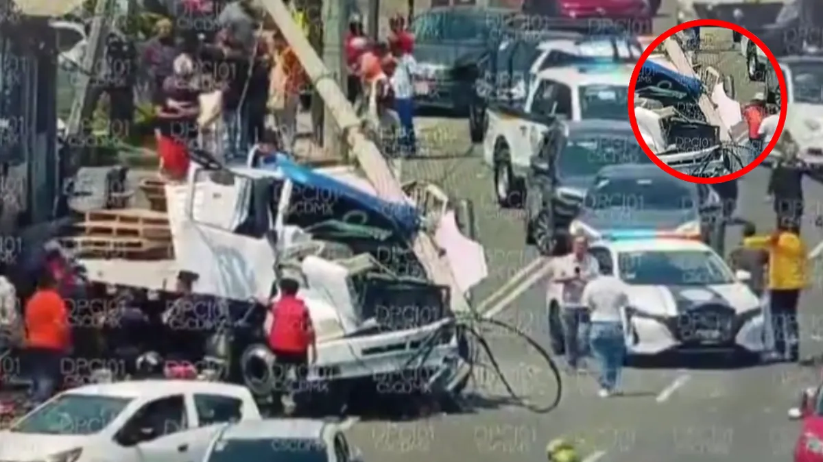 CDMX: Camión de carga derriba poste de concreto en la Avenida 608