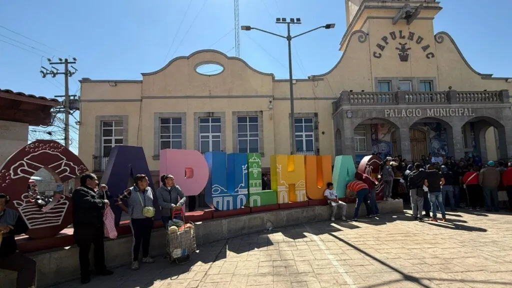 Vecinos de Capulhuac toman el palacio municipal, exigen renuncia de la alcaldesa