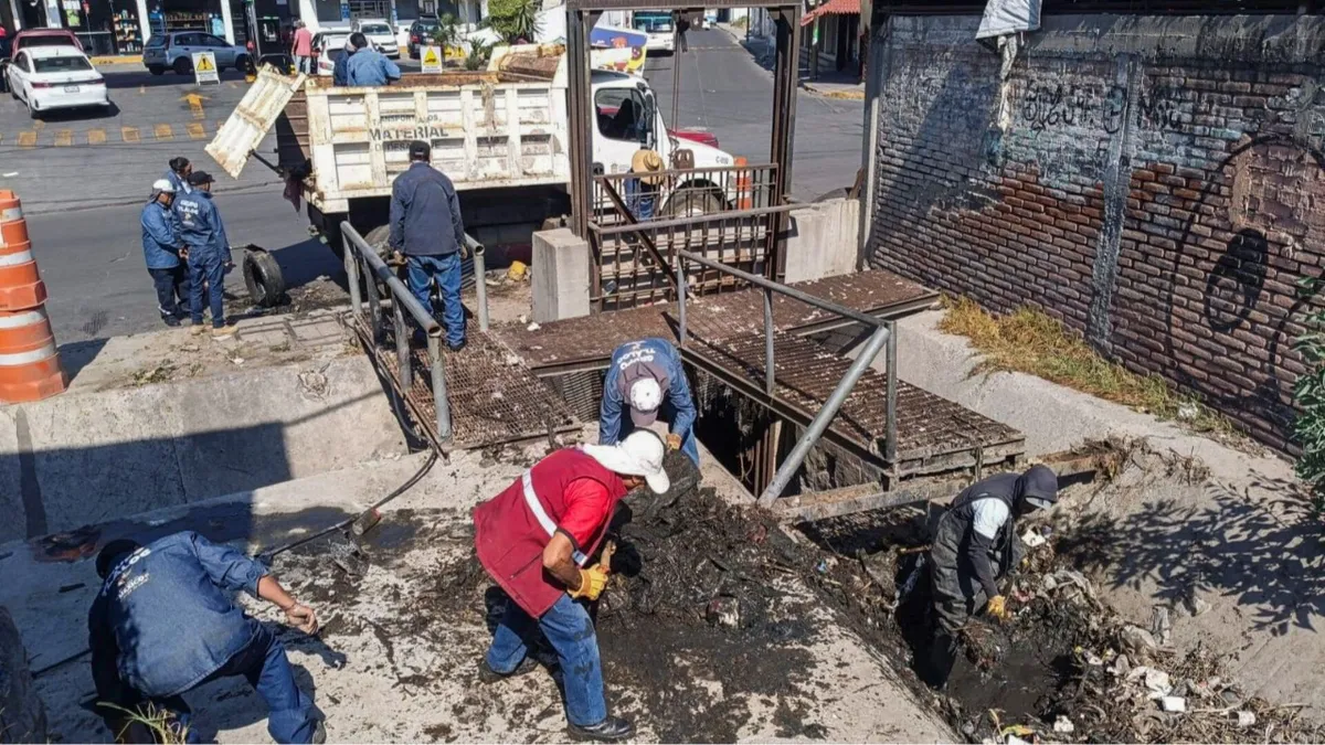 Comisión del Agua desazolva y limpia las redes de drenaje