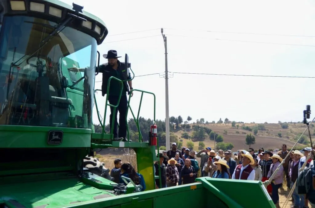 Moderniza Adolfo Solís el campo de Almoloya de Juárez con entrega de tractor, dron agrícola y cosechadora