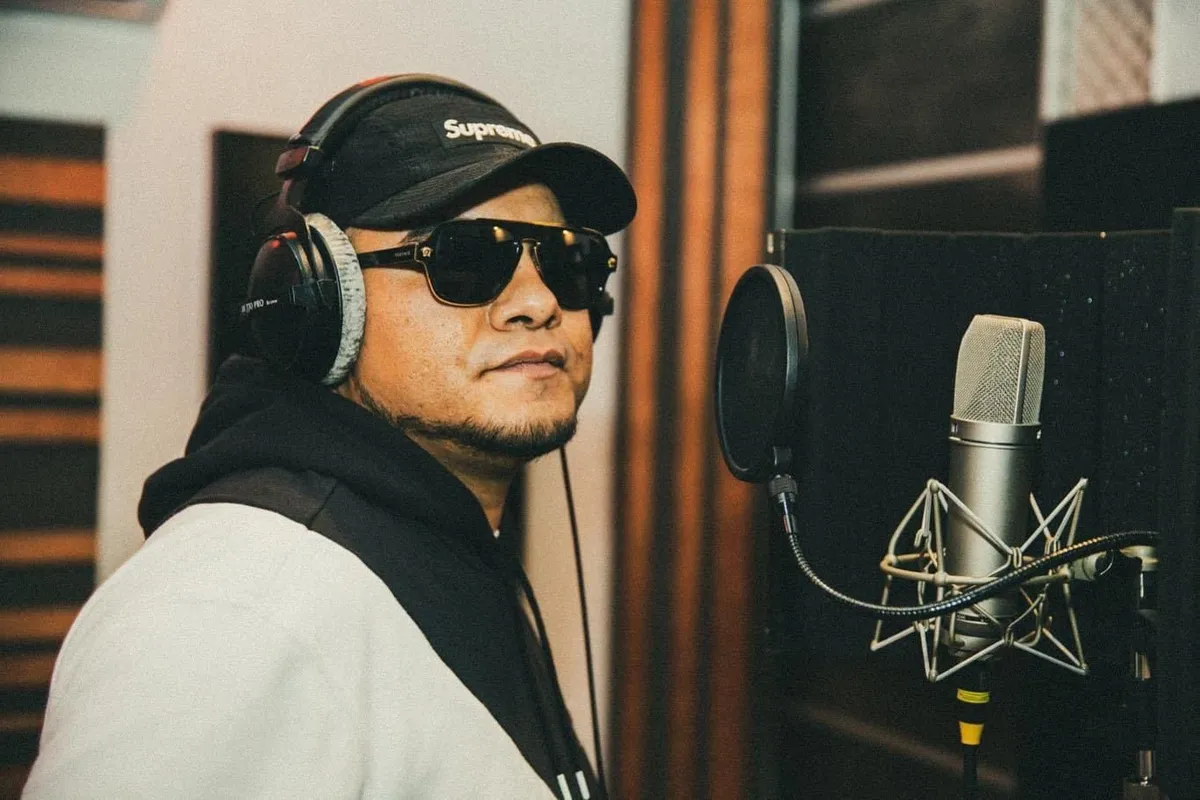 Aczino, originario de Neza, quiere conquistar el panorama musical