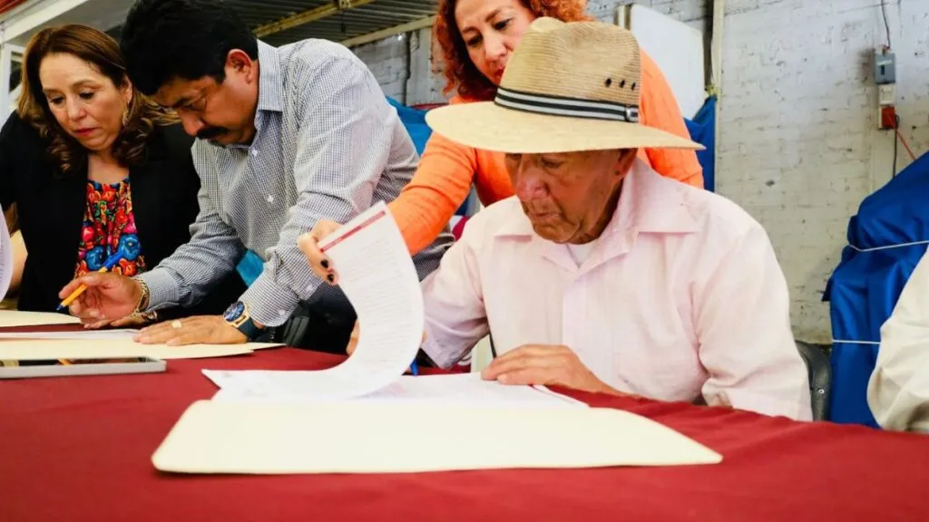 Gobierno de Texcoco firma convenio de comodato con comerciantes de las vías