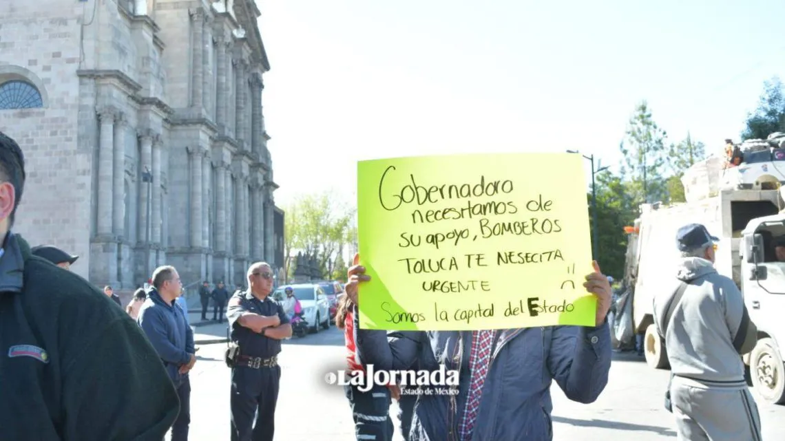 Bomberos de Toluca se manifiestan frente al Ayuntamiento