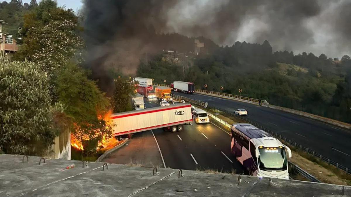 Tráiler en llamas provoca afectaciones viales en la autopista México-Toluca [VIDEO]